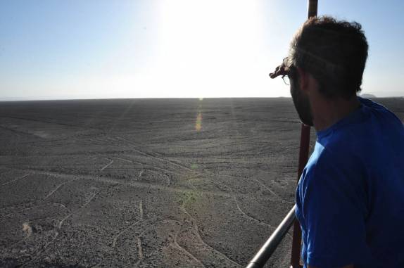 No alto do mirante observando as linhas de Nazca - Peru